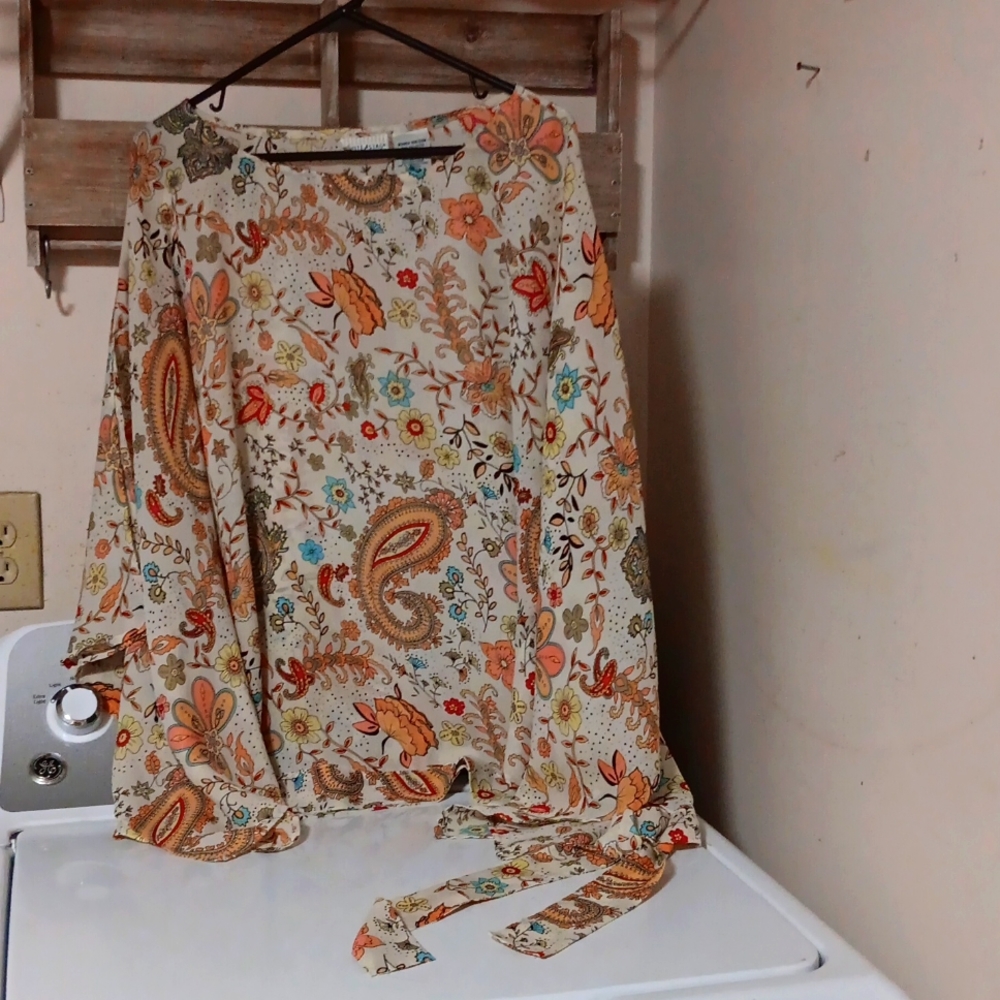 Blouse with long sleeves.